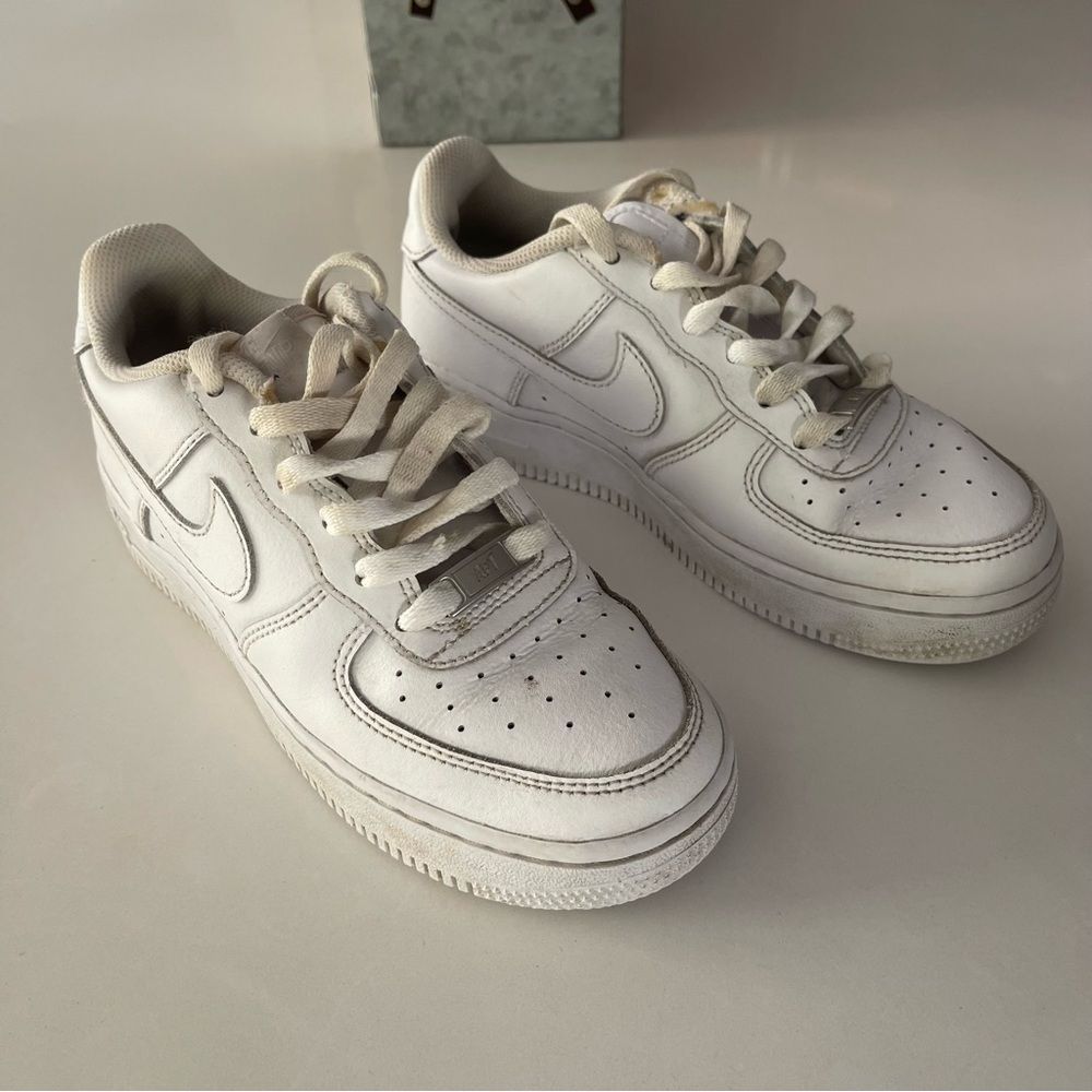 Boys size 4 Air Force one low white sneakers - Picture 7 of 7